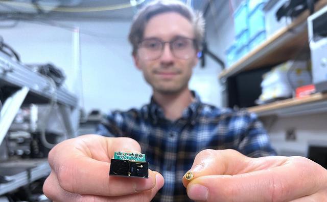 手掌大小的激光器打破了實驗室界限 可運用于量子計算、遙感衛(wèi)星